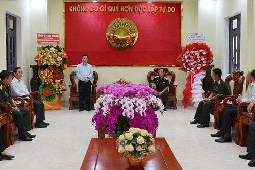 Chủ tịch UBND tỉnh An Giang thăm, chúc mừng các đơn vị lực lượng vũ trang
