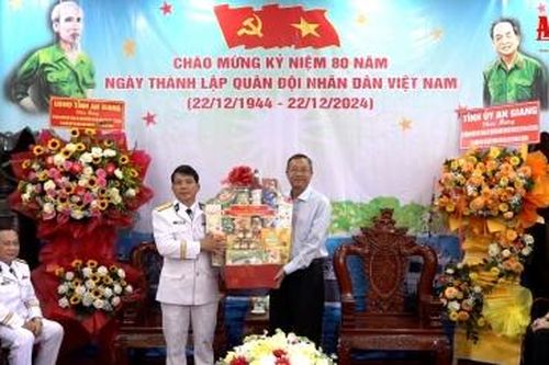 Phó Bí thư Thường trực Tỉnh ủy, Chủ tịch HĐND tỉnh An Giang Lê Văn Nưng thăm lực lượng vũ trang nhân Ngày thành lập Quân đội nhân dân Việt Nam