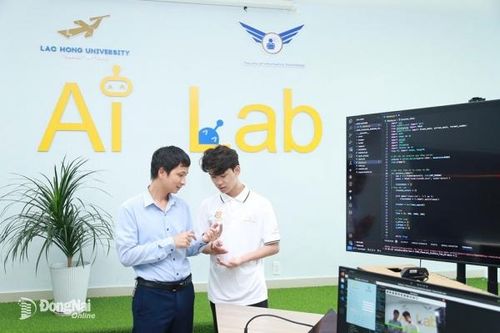 Sinh viên làm máy phân loại và định giá kén tằm