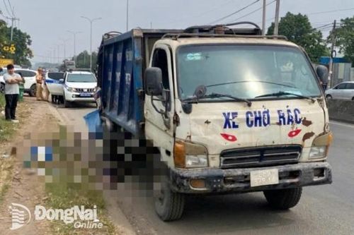 Nhân viên thu gom rác té xuống đường rồi bị xe rác cán tử vong ở Biên Hòa