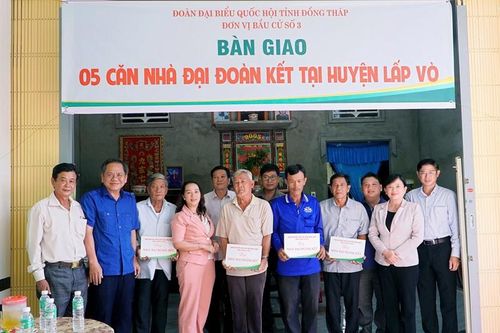 Đoàn đại biểu Quốc hội tỉnh bàn giao 5 căn nhà đại đoàn kết tại huyện Lấp Vò