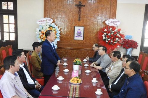 Phó Chủ tịch UBND tỉnh Gia Lai Dương Mah Tiệp thăm, chúc mừng Giáng sinh