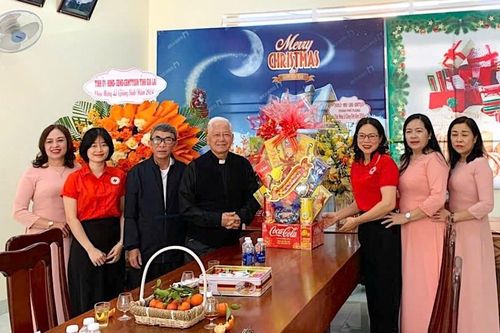 Hội Chữ thập đỏ tỉnh thăm, chúc mừng Giáng sinh tại TP. Pleiku