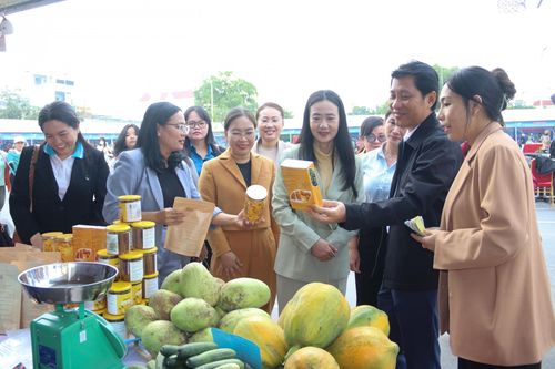 Phiên chợ sản phẩm của các hợp tác xã, hộ sản xuất kinh doanh do phụ nữ tham gia quản lý, điều hành