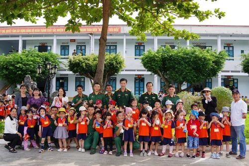 Trường Sĩ quan Thông tin đón gần 4.000 học sinh thăm quan nhân kỷ niệm 80 năm Ngày thành lập Quân đội nhân dân Việt Nam