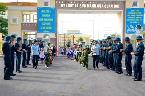 Sư đoàn Phòng không 377 tổ chức chương trình tham quan, trải nghiệm cho gần 500 cháu thiếu nhi