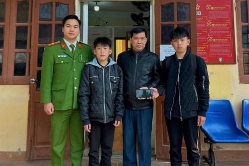 Hai học sinh nhặt được điện thoại trả lại người đánh rơi