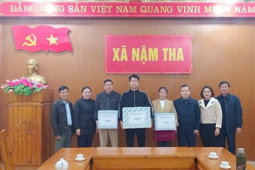 Lãnh đạo Ban Dân vận Tỉnh ủy thăm, tặng quà tại huyện Văn Bàn nhân dịp Giáng sinh