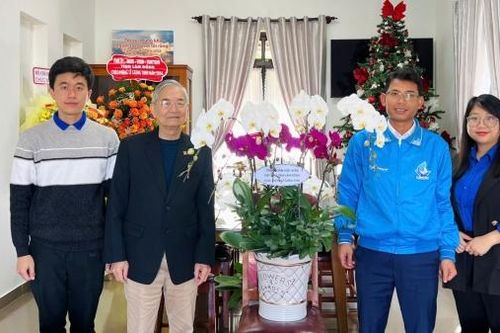 Tỉnh Đoàn - Hội LHTN Việt Nam tỉnh Lâm Đồng thăm và chúc mừng các cơ sở tôn giáo nhân dịp Lễ Giáng sinh