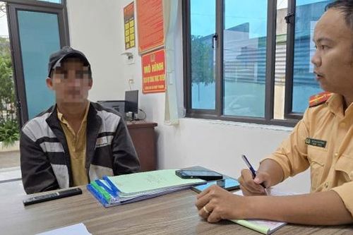 Tài xế bị lập biên bản vì để hàng hóa rơi vãi trên đường