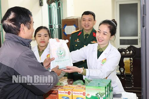 Khám bệnh, tư vấn sức khỏe, cấp thuốc miễn phí cho gia đình chính sách tại xã Phú Long