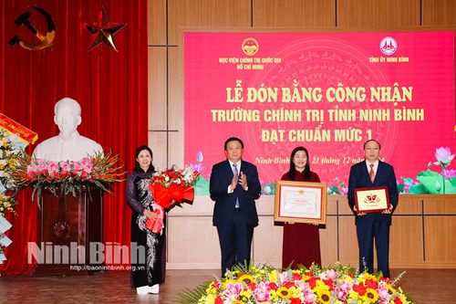 Trường Chính trị tỉnh Ninh Bình đón Bằng công nhận đạt chuẩn mức 1