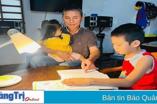 Xót cảnh gà trống nuôi con