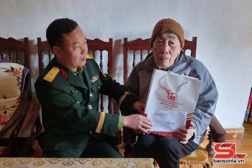 Thăm, tặng quà nhân dịp 80 năm Ngày thành lập Quân đội nhân dân Việt Nam