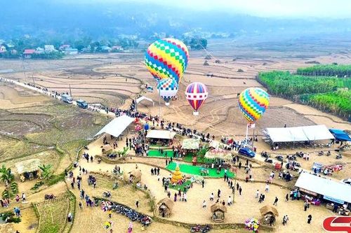Bay khinh khí cầu trên cánh đồng Mường Tấc