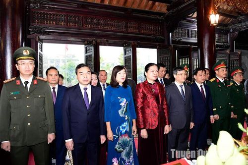 Đoàn đại biểu tỉnh dâng hương tưởng nhớ Chủ tịch Hồ Chí Minh và các Anh hùng liệt sĩ