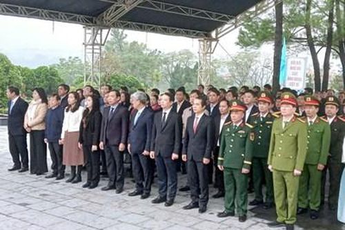 Dâng hương, dâng hoa tại Nghĩa trang Liệt sĩ TP. Huế