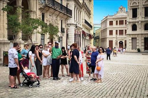 Mất điện, thiếu lương thực và nhiên liệu, ngành du lịch Cuba gặp khó
