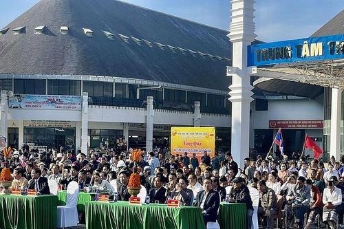 Quảng Trị: Sôi động chợ phiên biên giới Lao Bảo