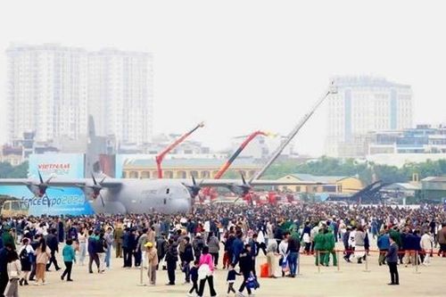 'Biển người' tới Triển lãm Quốc phòng chiêm ngưỡng vũ khí hiện đại