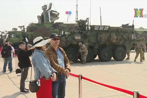 Hôm nay, người dân được vào tham quan Triển lãm Quốc phòng