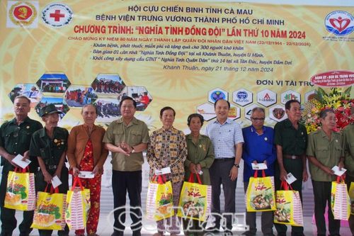 Ấm áp 'Nghĩa tình đồng đội'