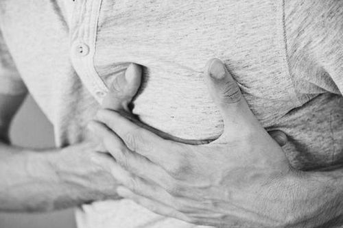 Căng thẳng khi dạy con học bài, bố đột ngột ngã quỵ suýt mất mạng