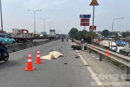 Xe container va chạm xe máy trên cầu vượt Sóng Thần, hai người thương vong