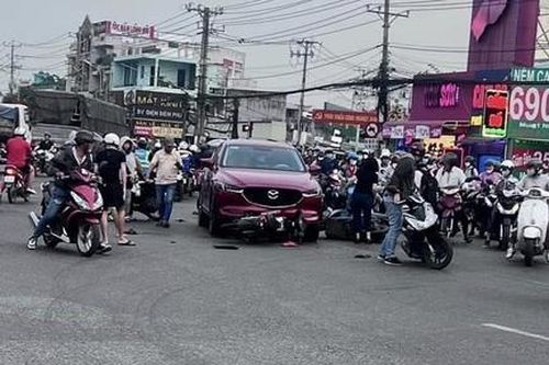 Ô tô du lịch tông liên hoàn 4 xe máy tại giao lộ, nhiều người bị thương