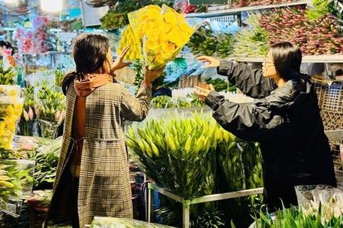 Thị trường Tết 2025: Tiểu thương chợ hoa lớn nhất Thủ đô tất bật ngày cận Tết