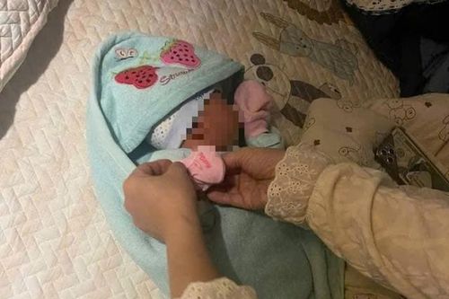 Xót xa cháu bé bị bỏ rơi trong đêm lạnh giá kèm mảnh giấy nhờ nuôi giúp