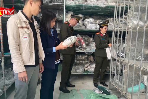 Cận cảnh kho hàng chứa gần 6.000 đôi giày có dấu hiệu giả nhãn hiệu Adidas, Nike