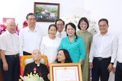 Trao Huân chương Lao động hạng Ba cho Linh mục Phan Khắc Từ