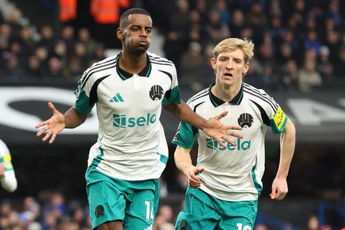 Cú hat-trick lịch sử của tiền đạo Newcastle