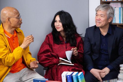 Diva Thanh Lam cùng chồng chia sẻ về đọc sách trên sóng livestream