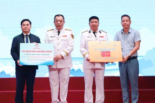 Hội Xuất bản tặng sách về chủ quyền biển đảo cho chiến sĩ hải quân
