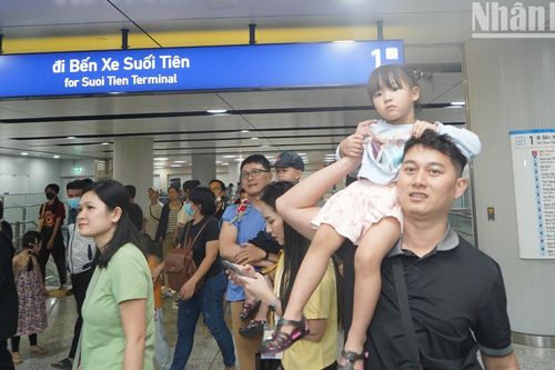 Đông đảo người dân Thành phố Hồ Chí Minh háo hức xếp hàng để trải nghiệm metro số 1 ngày đầu vận hành