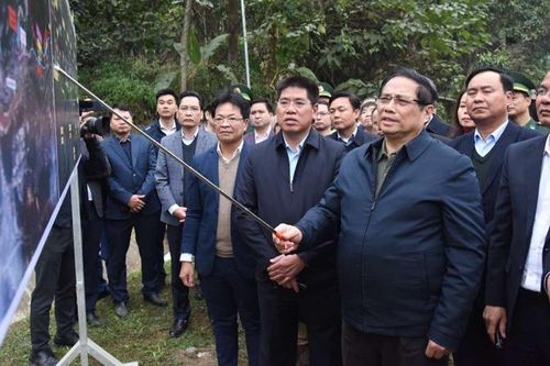 Thủ tướng Phạm Minh Chính khảo sát phương án đầu tư tuyến đường sắt, dự khởi công dự án nhà ở xã hội