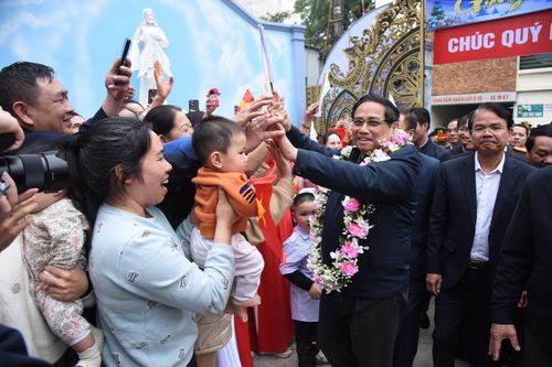 Thủ tướng Phạm Minh Chính thăm, chúc mừng Giáo xứ Lào Cai