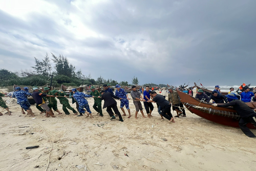 Hải đội 202 (Vùng Cảnh sát biển 2) phối hợp cứu hộ ngư dân gặp nạn trên biển
