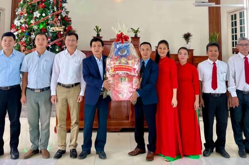 Công an huyện Hòa Vang thăm, chúc mừng các cơ sở Công giáo, Tin lành nhân dịp Lễ Giáng sinh 2024 trên địa bàn huyện