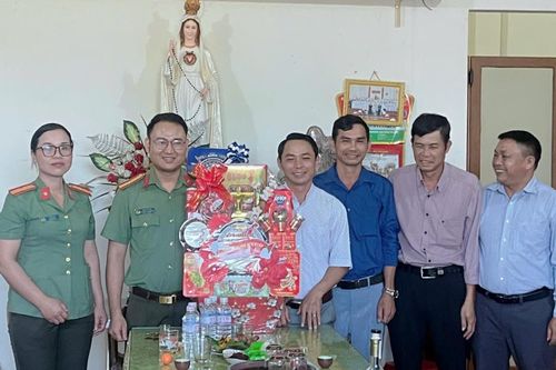 Công an huyện, thành phố chúc mừng Lễ Giáng sinh năm 2024