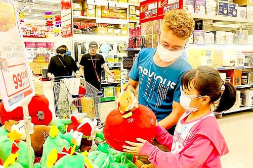 Khách tấp nập vui chơi, mua sắm dịp Giáng sinh