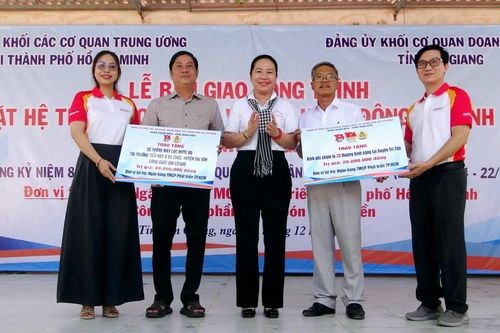Đảng ủy Khối các cơ quan TW tặng hệ thống lọc nước cho trường học tại An Giang