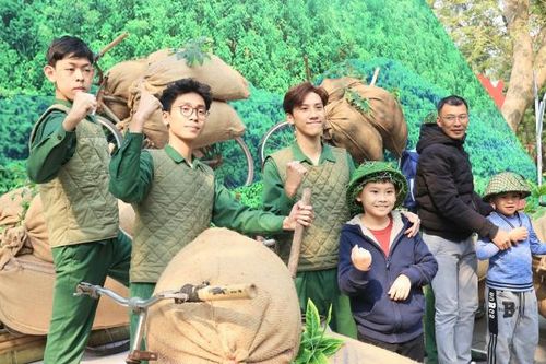 Ấn tượng không gian triển lãm Quân đội Việt Nam tại Phố đi bộ Hồ Gươm