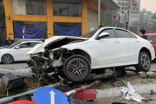 Clip xe Mercedes lao vút qua ngã tư, tông đổ cột biển báo giữa đường ở Hà Nội