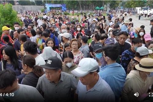 Người dân chia sẻ cảm xúc khi chen chân xếp hàng chờ đi metro 1 sau 15 năm