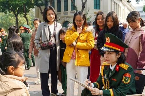 Chiến sĩ chơi nhạc, vẽ tranh tặng người dân Thủ đô nhân ngày 22/12