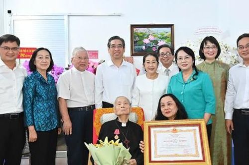 Linh mục Phêrô Phan Khắc Từ đón nhận Huân chương Lao động hạng Ba