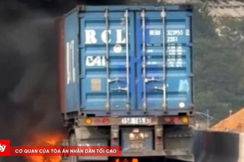 Nghệ An: Xe container bốc cháy dữ dội trên cao tốc Bắc – Nam